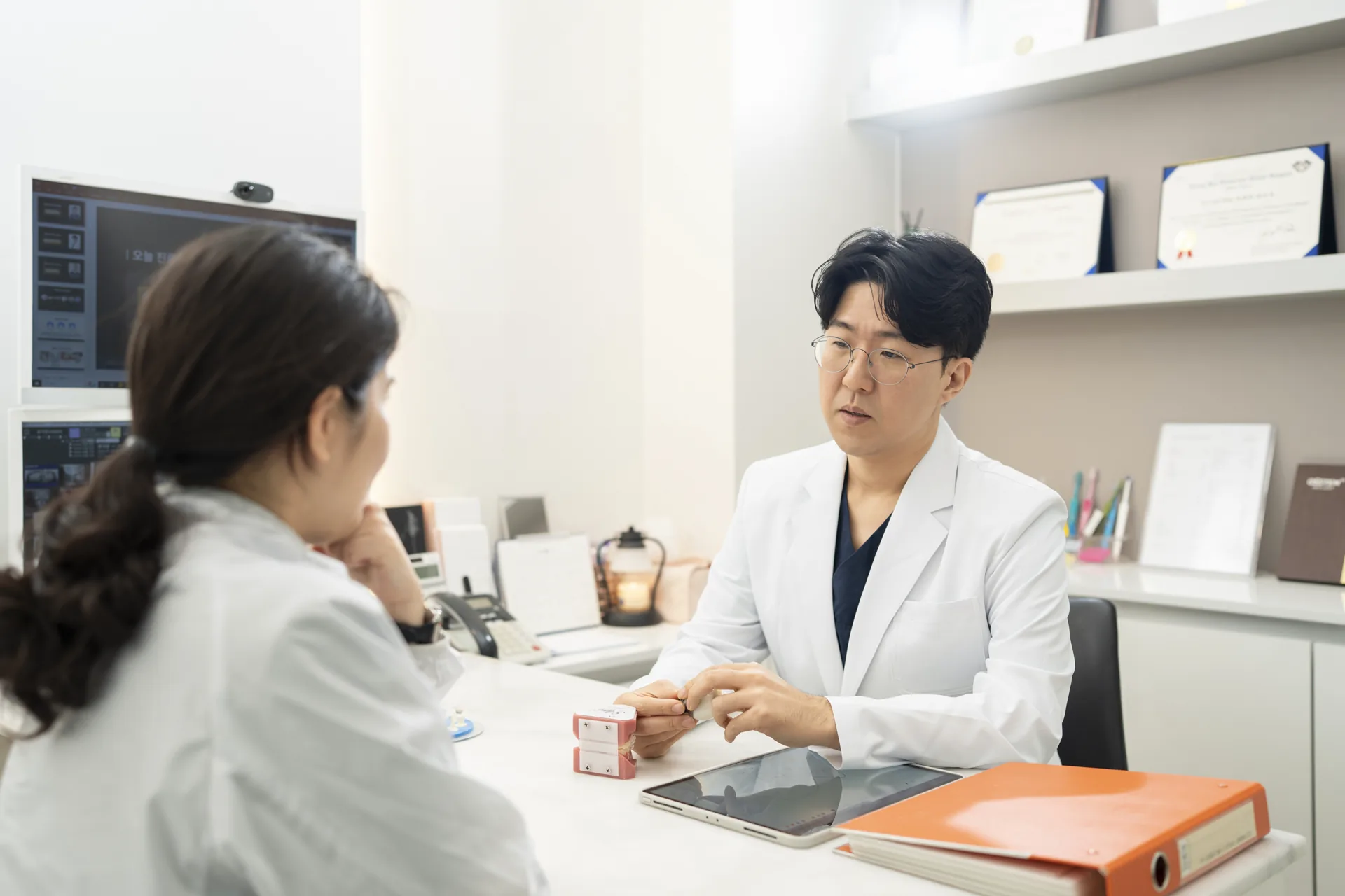 서울이고운치과 상담실에서 원장이 환자분과 상담하는 장면